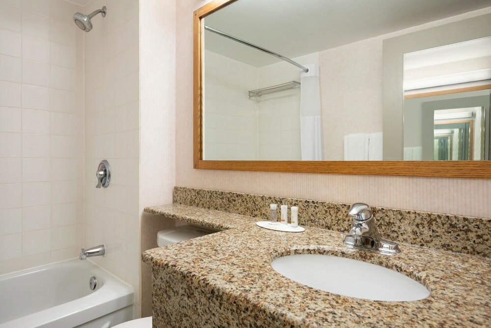 Фото Days Inn & Conference Centre by Wyndham Renfrew