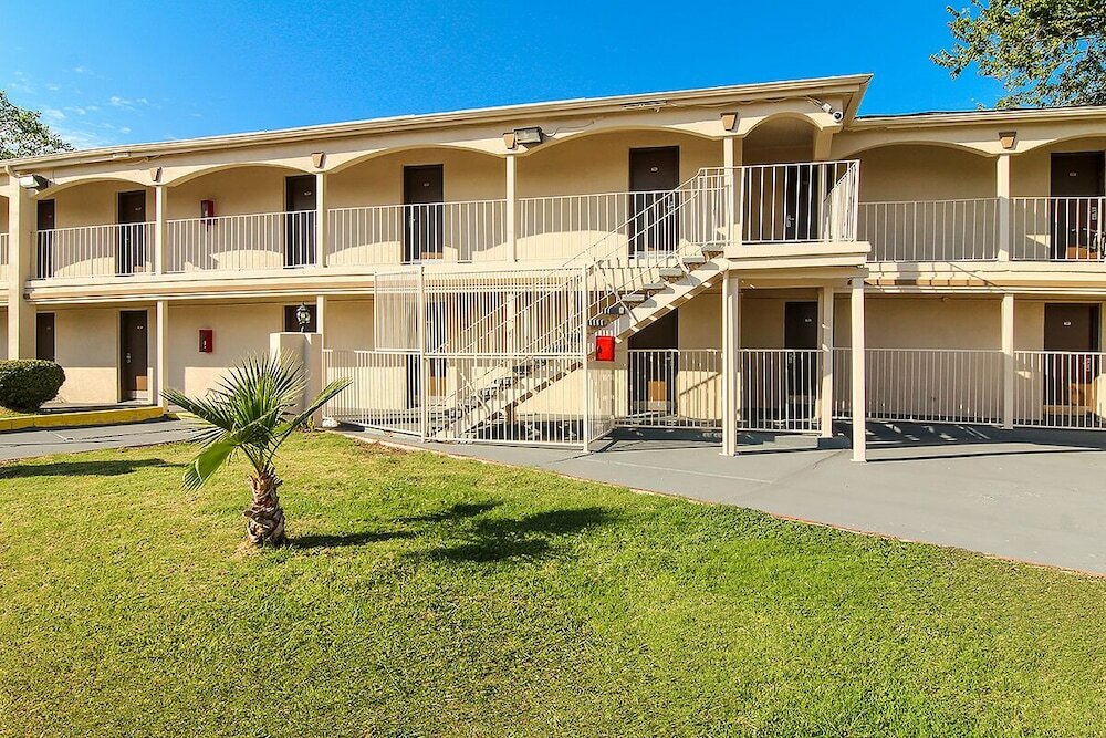 Фото Days Inn by Wyndham Market Center Dallas Love Field