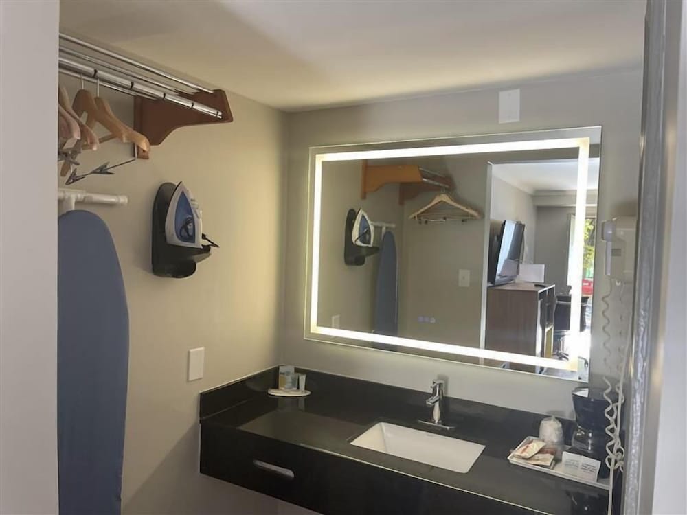 Фото Days Inn by Wyndham Wilmington/Newark