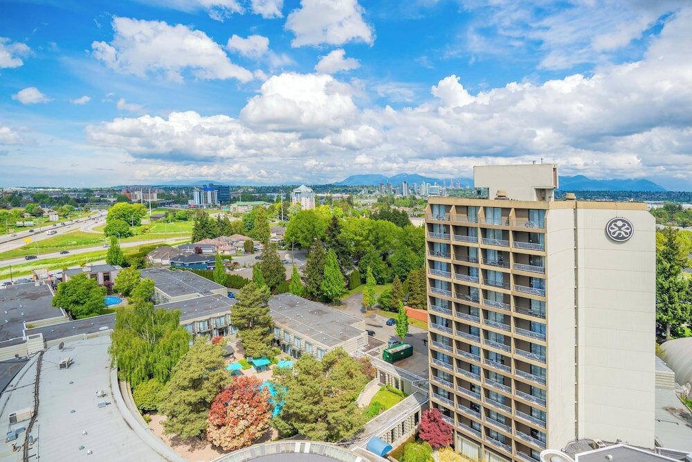 Фото Sandman Signature Vancouver Airport Hotel & Resort