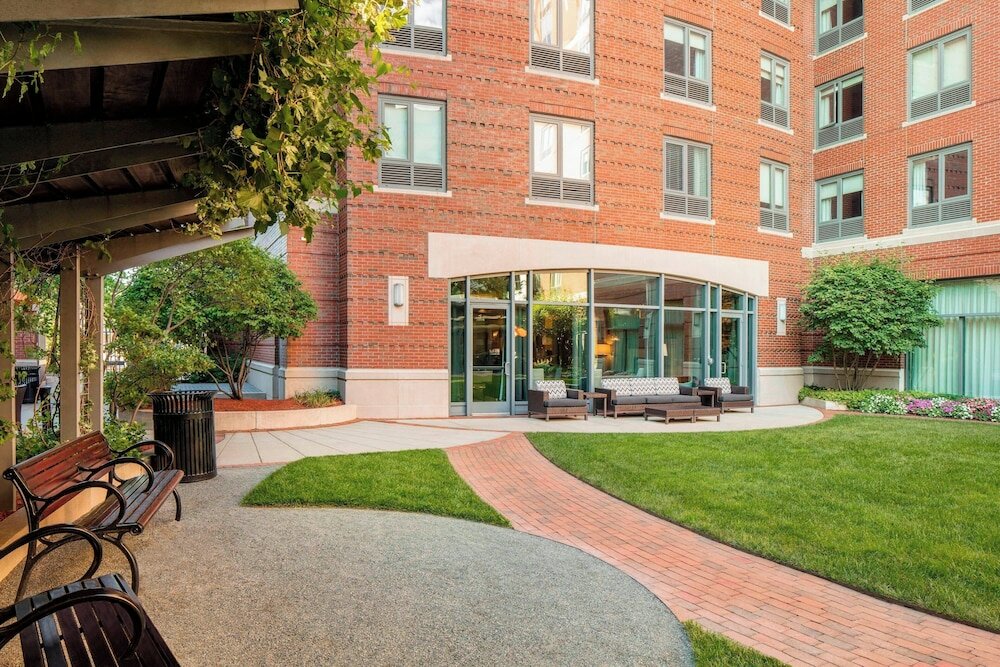 Фото Courtyard by Marriott Boston Brookline