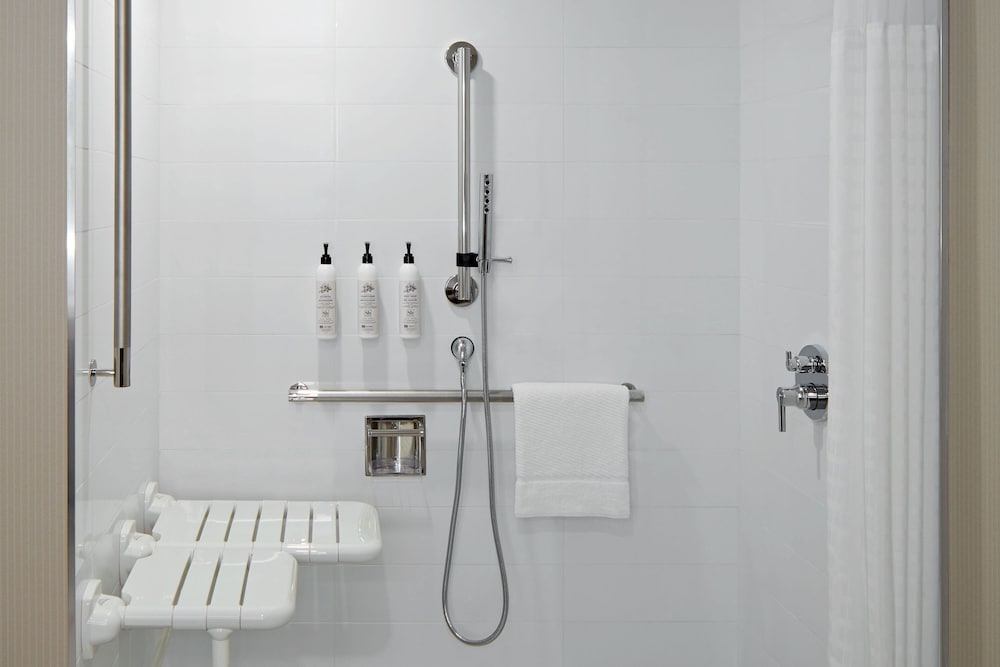 Фото Delta Hotels Calgary Airport In Terminal