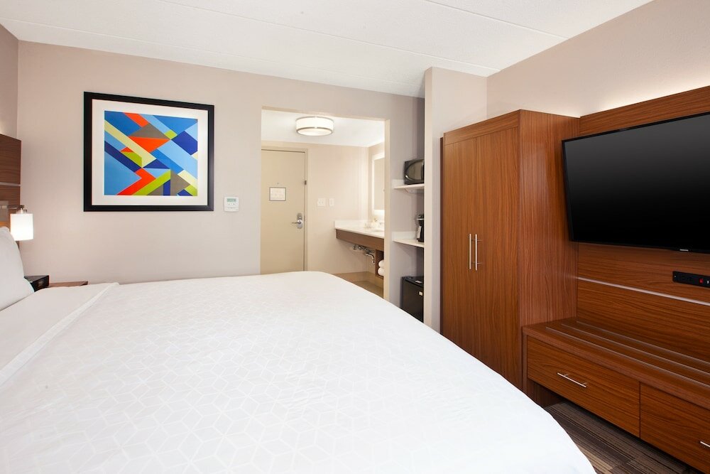 Фото Holiday Inn Express Fairfax - Arlington Boulevard, an Ihg Hotel