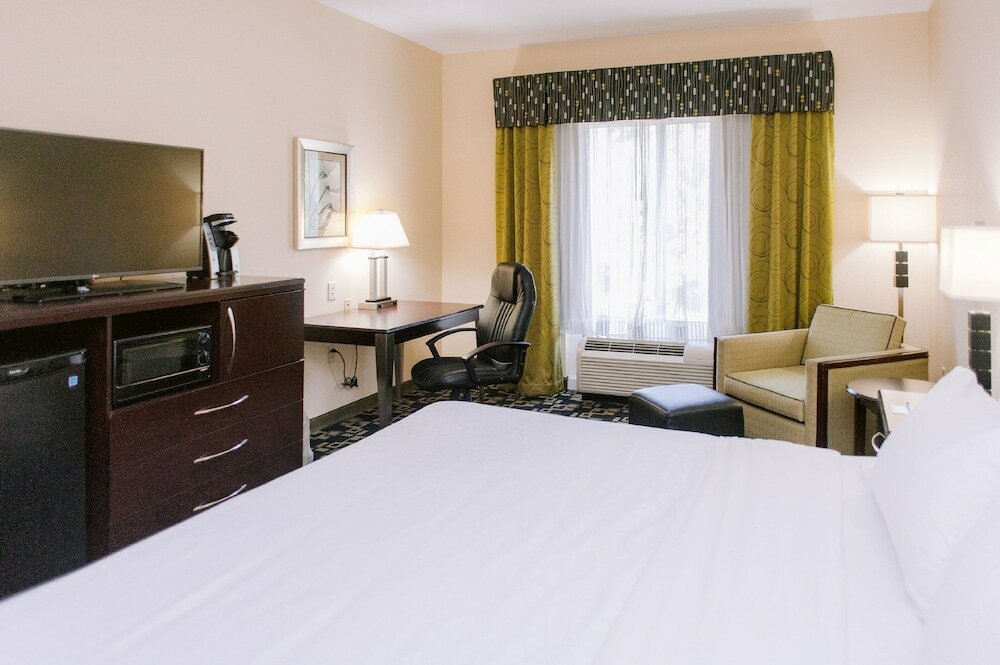 Фото Holiday Inn Express Hotel & Suites Raleigh Sw Nc State, an Ihg Hotel