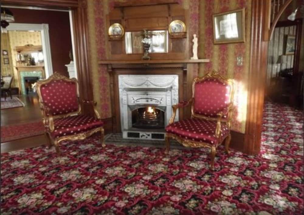 Фото Gingerbread Mansion Inn