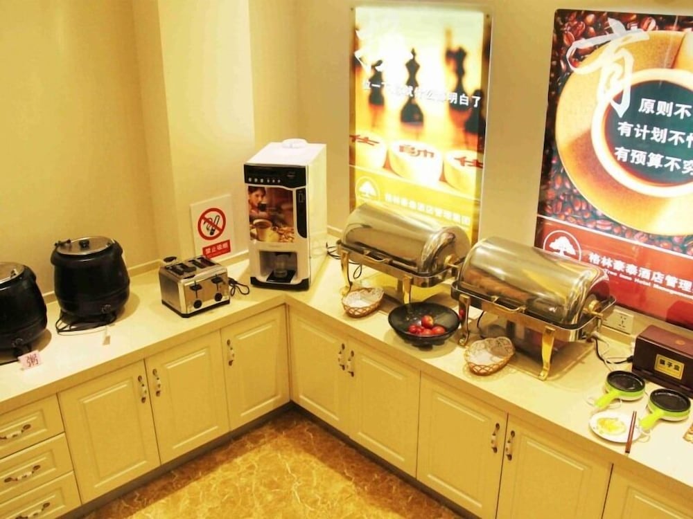 Фото GreenTree Inn Qingdao Development District Sdust Express Hotel