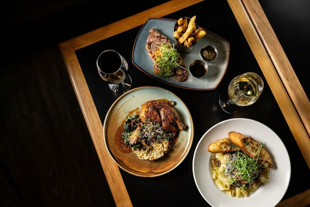 Фото Delta Hotels by Marriott Edmonton South Conference Centre