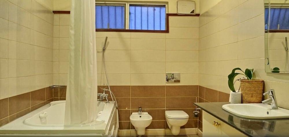 Фото Sovereign Hotel