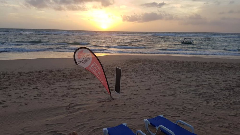 Фото Coral Seas Beach Hikkaduwa