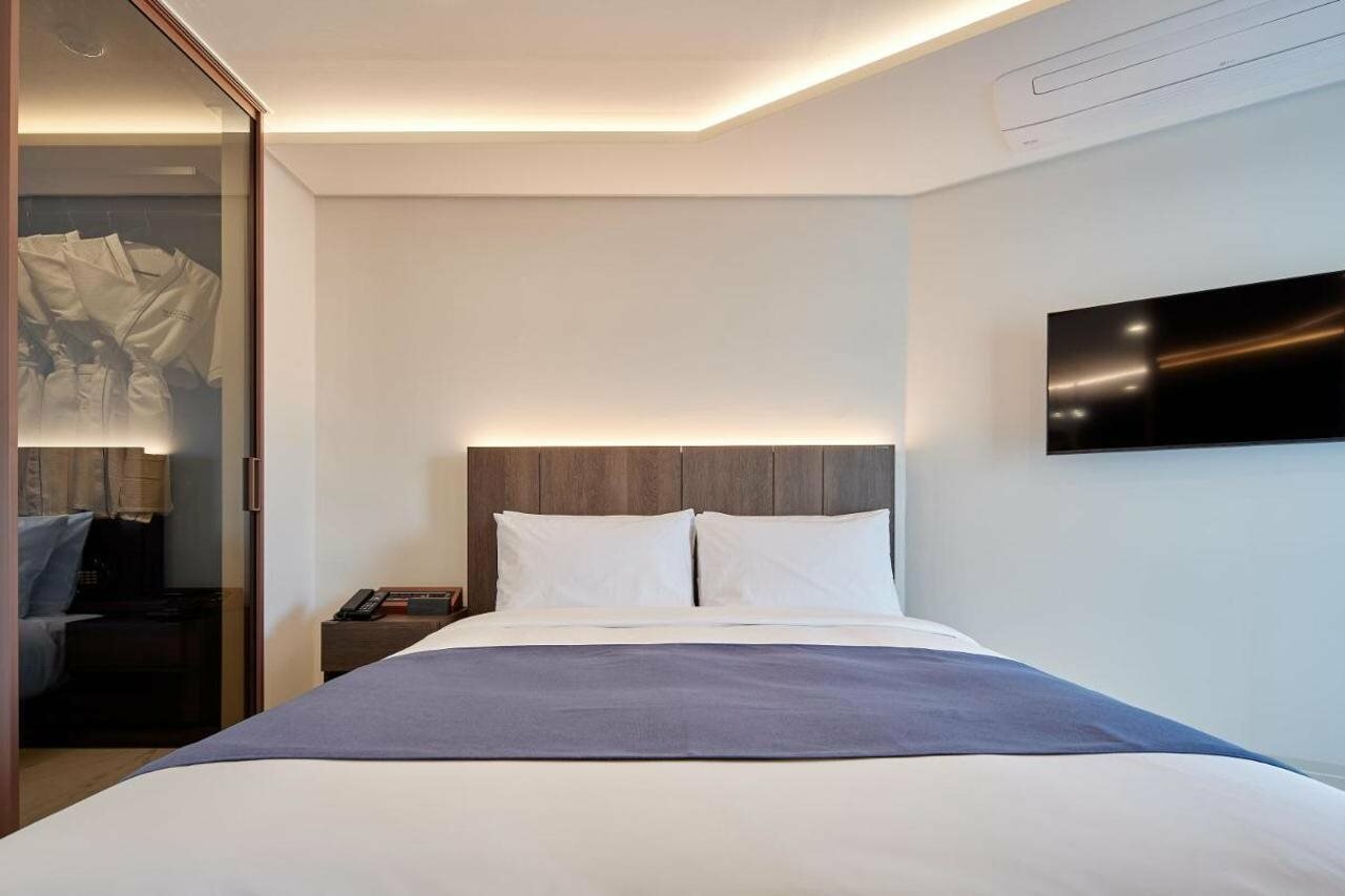 Фото Hotel The Botanik Sewoon Myeongdong