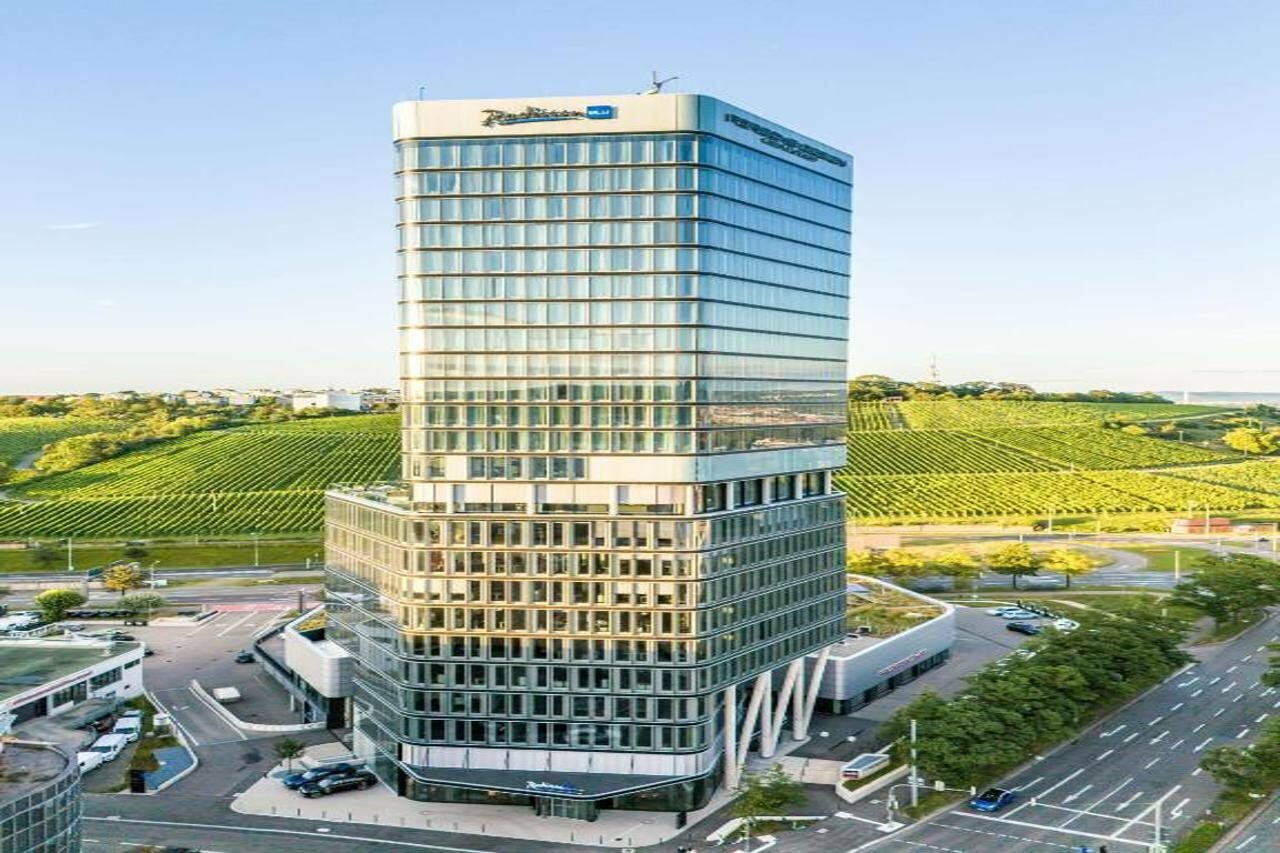 Фото Radisson Blu Hotel At Porsche Design Tower Stuttgart