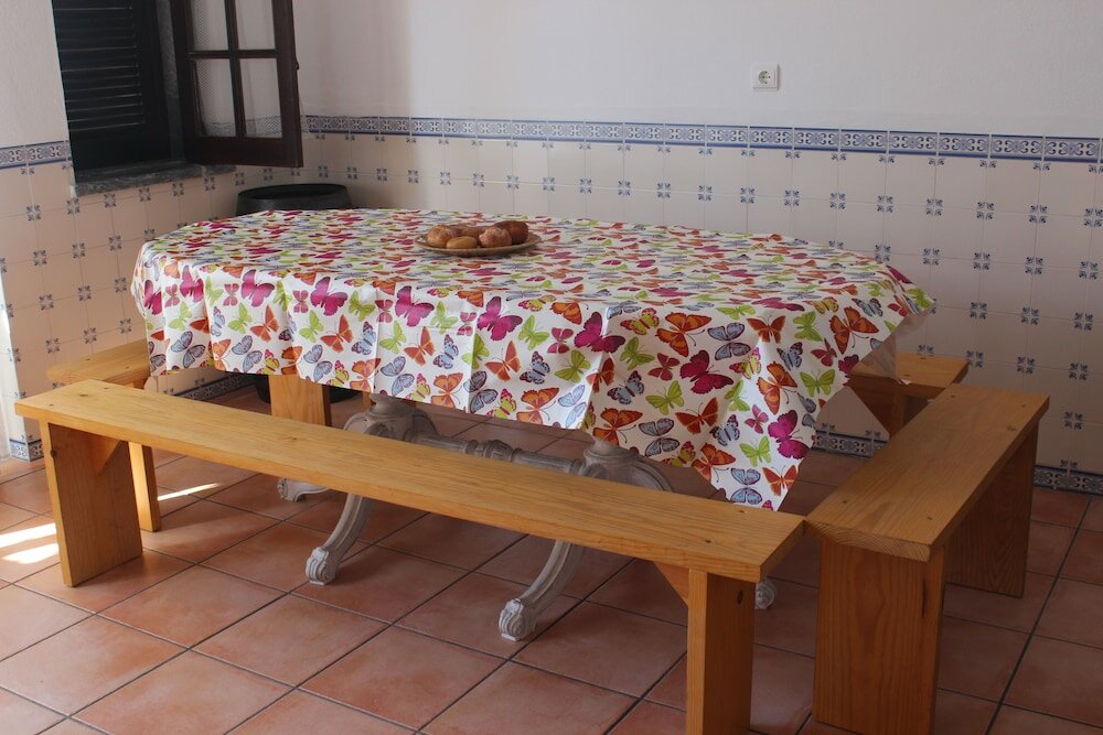 Фото Ericeira Chill Hill Hostel & Private Rooms - Peach Garden