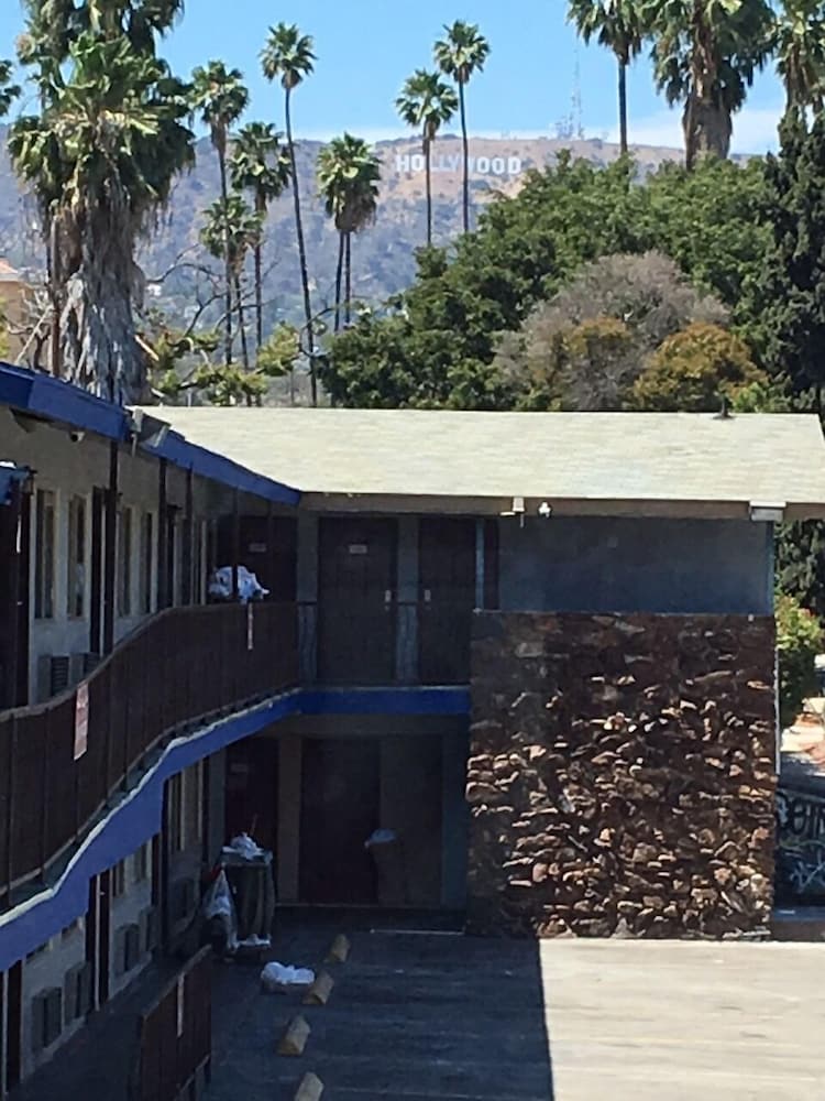 Фото Hollywood Palms Inn and Suites