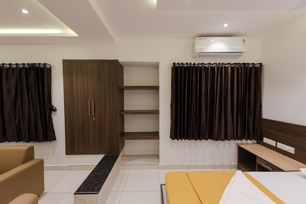 Фото Hotel Karuna Residency