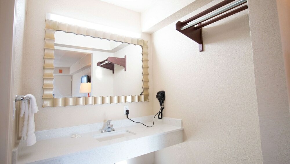 Фото Magnuson Extended Stay and Suites Airport Hotel