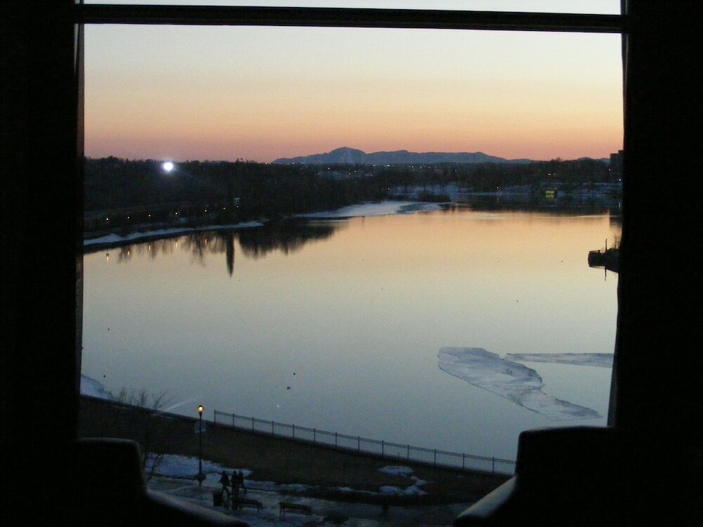 Фото Grand Times Hotel Sherbrooke