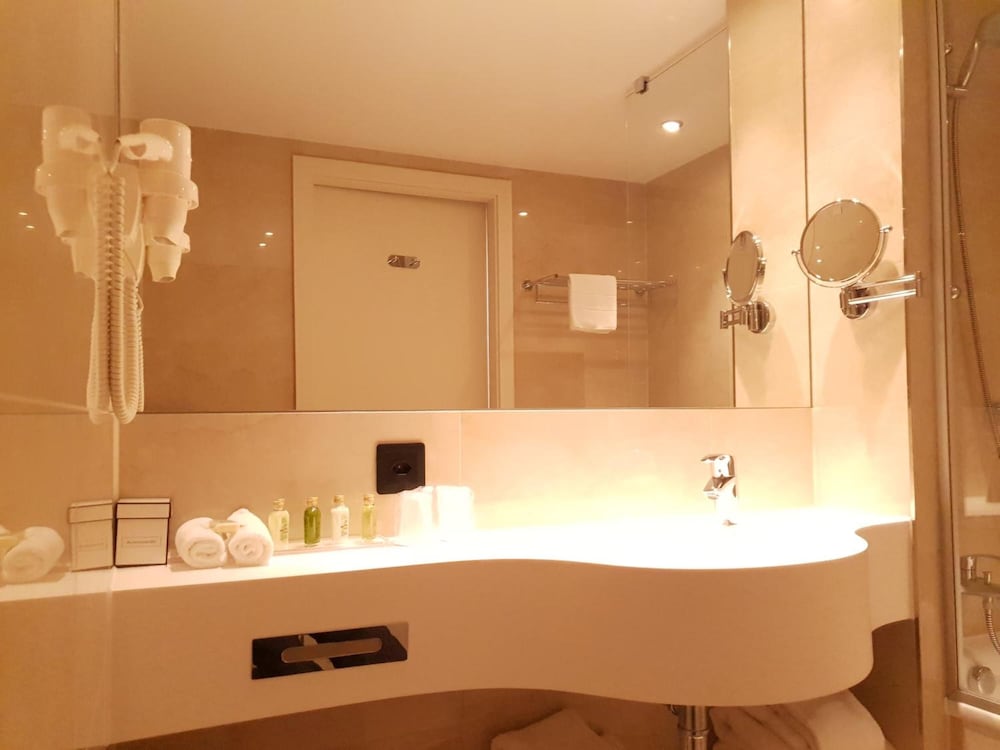 Фото Nash Suites Airport Hotel