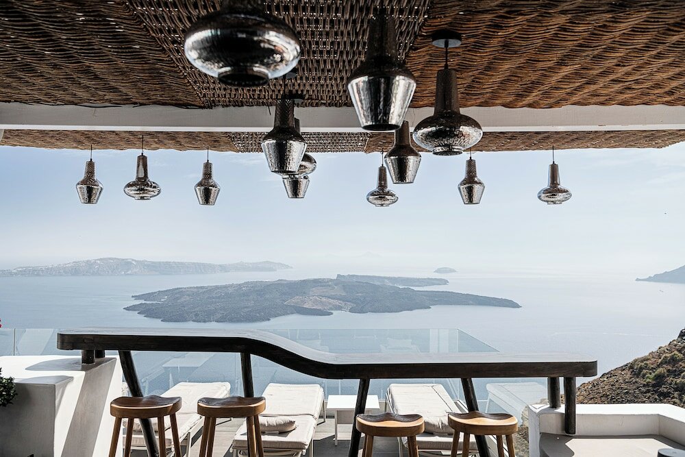 Фото On The Rocks Hotel