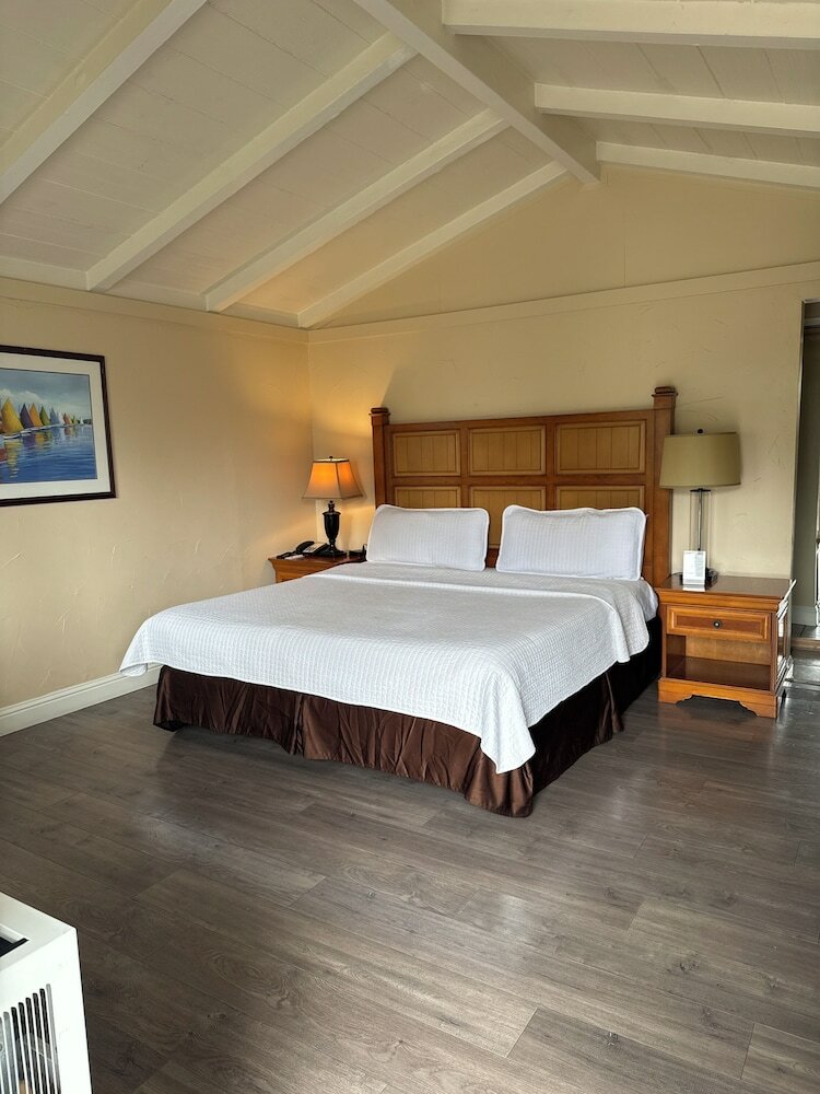 Фото Carmel Resort Inn