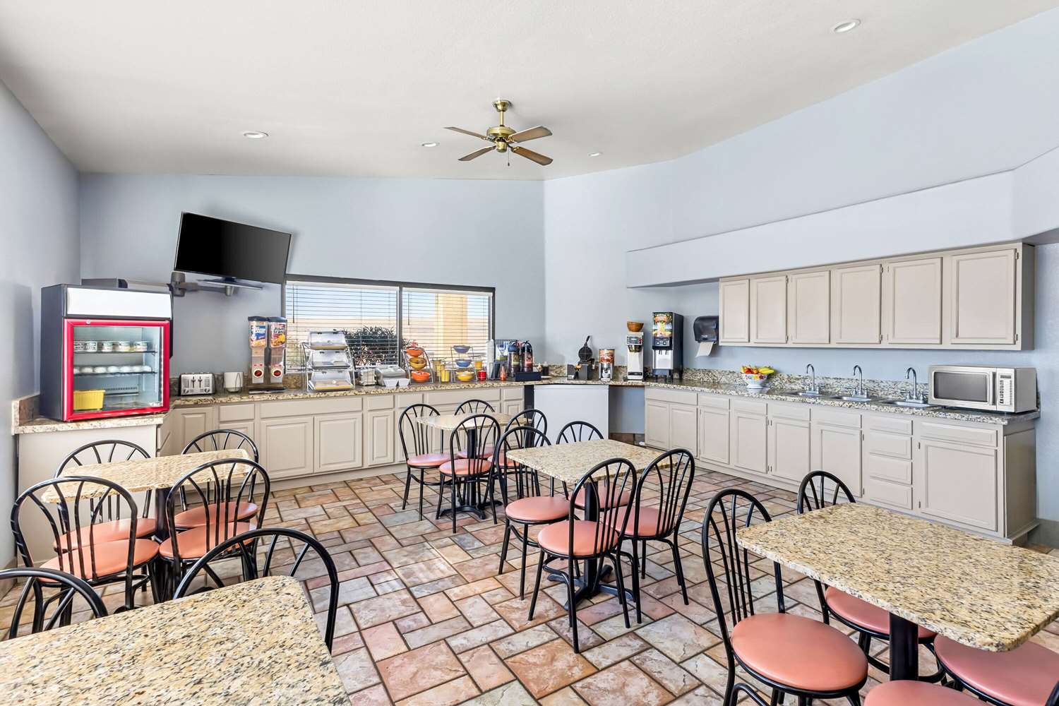 Фото Days Inn by Wyndham Buckeye