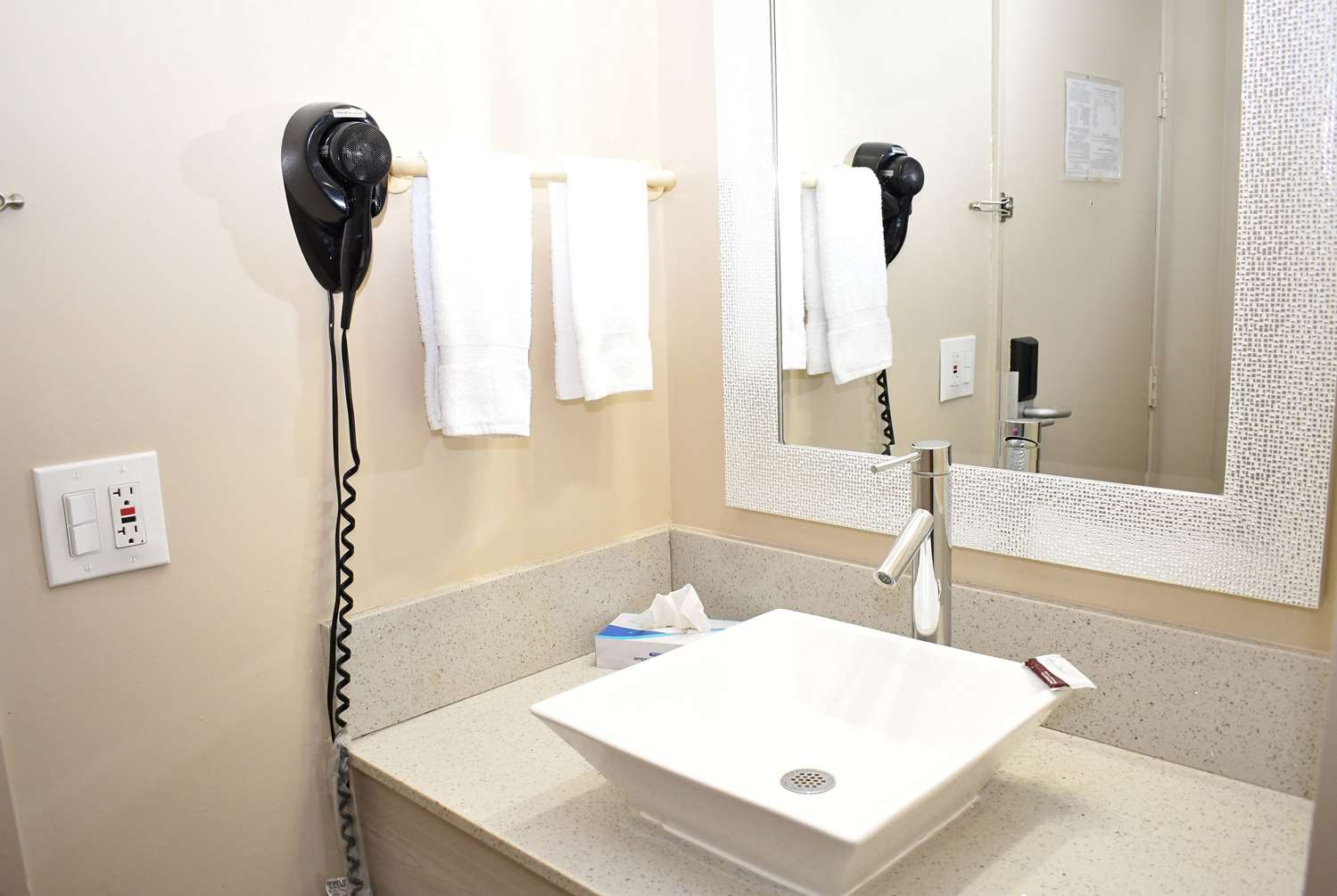 Фото Travelodge by Wyndham Long Beach Convention Center