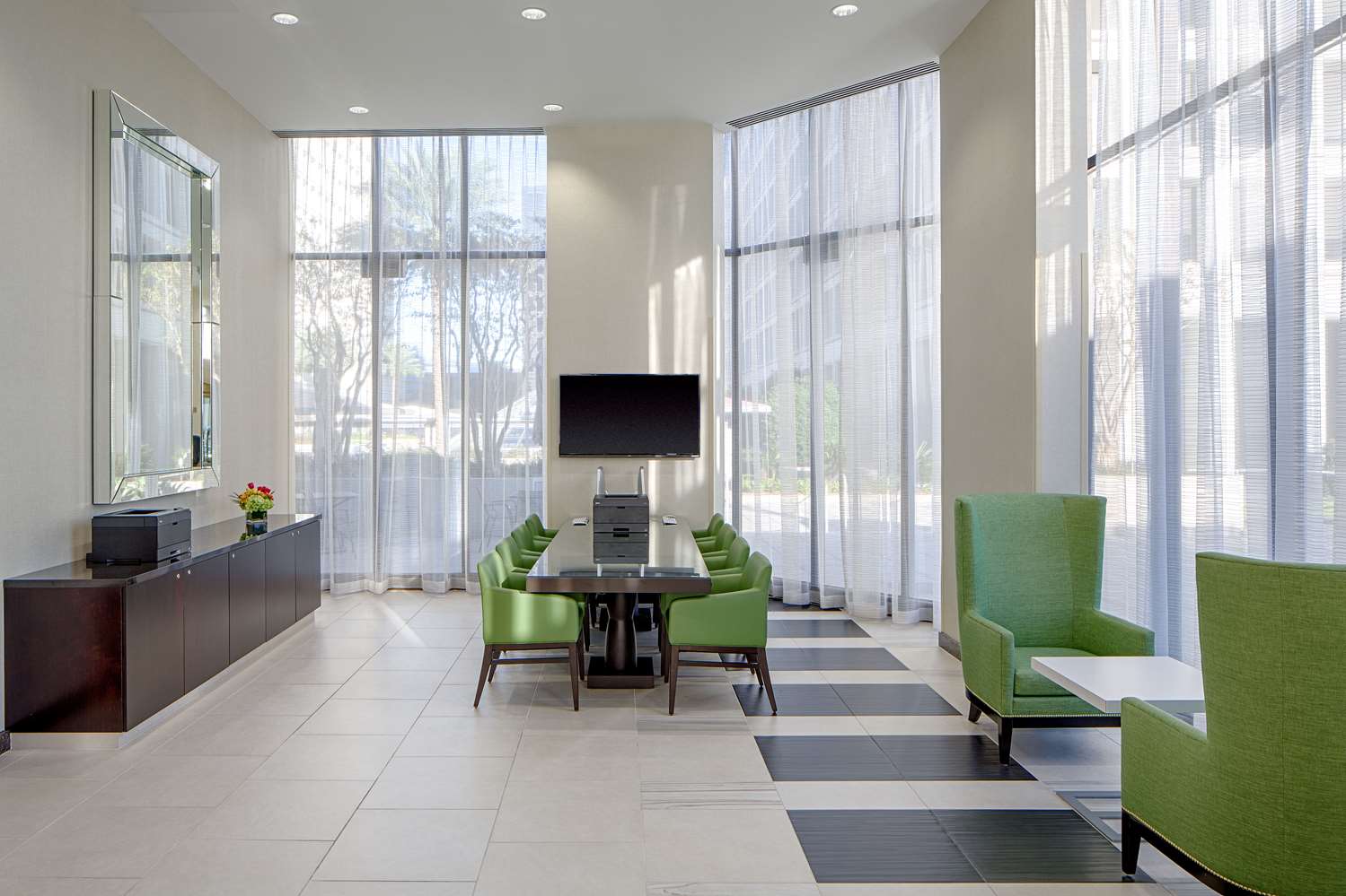 Фото DoubleTree by Hilton Hotel Houston - Greenway Plaza