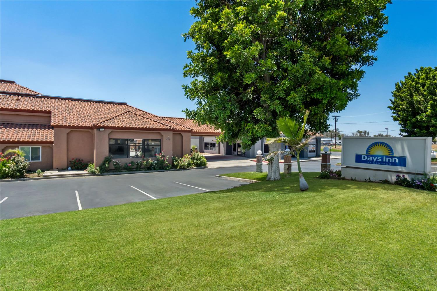 Фото Days Inn by Wyndham Fontana Rialto