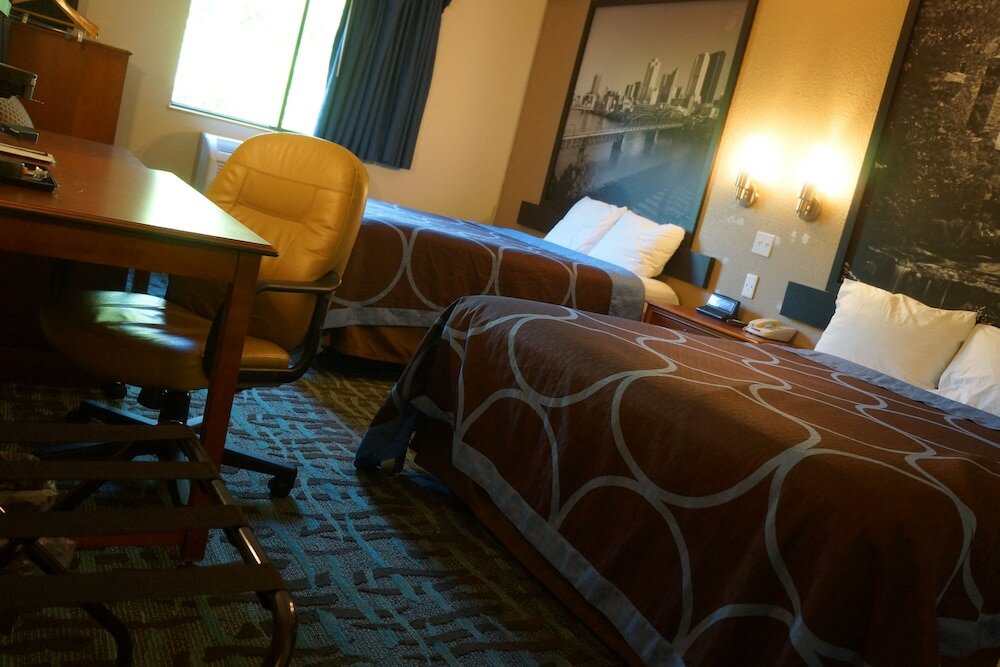 Фото Super 8 by Wyndham Delmont