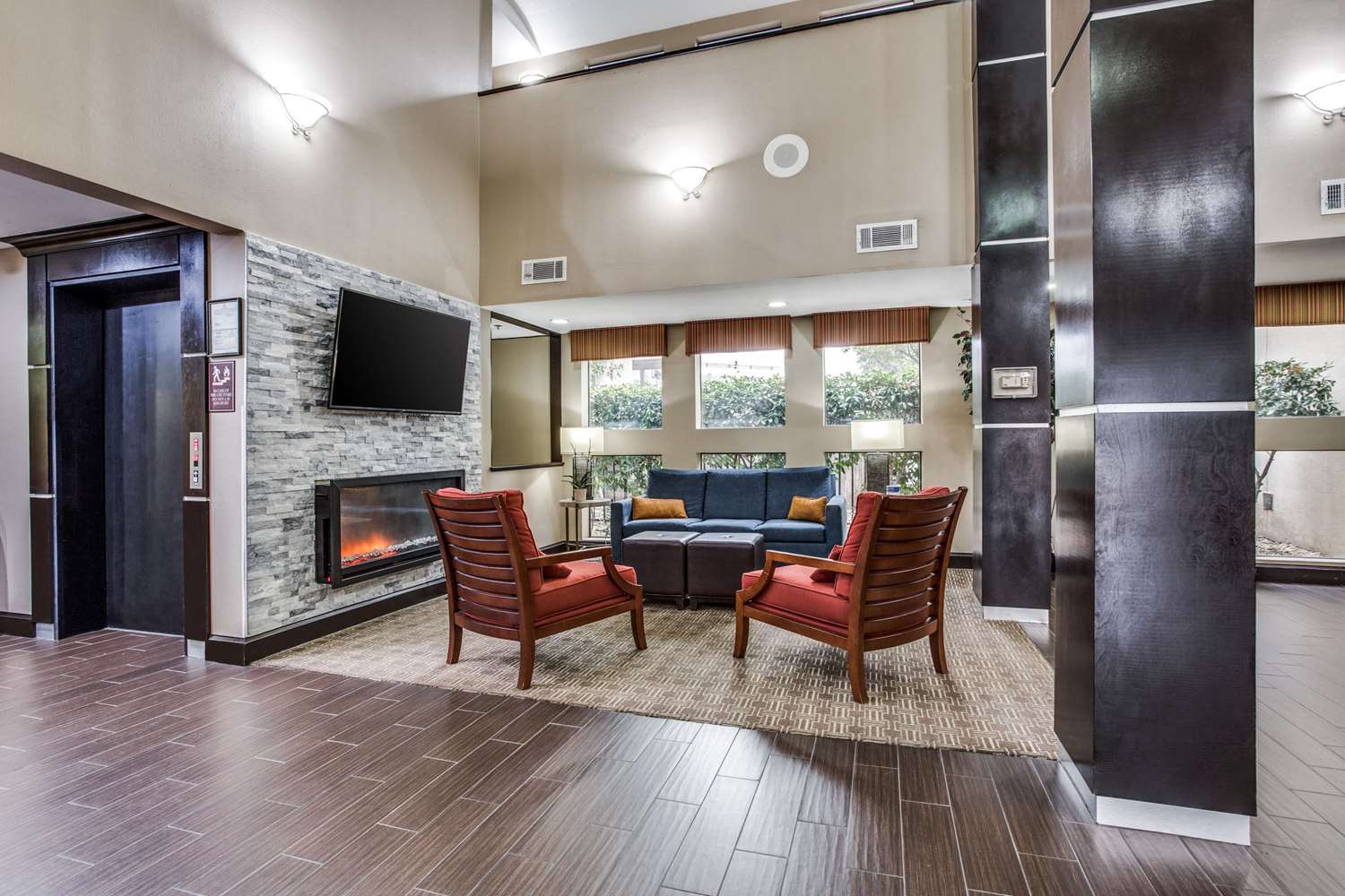 Фото Comfort Inn & Suites Love Field - Dallas Market Center