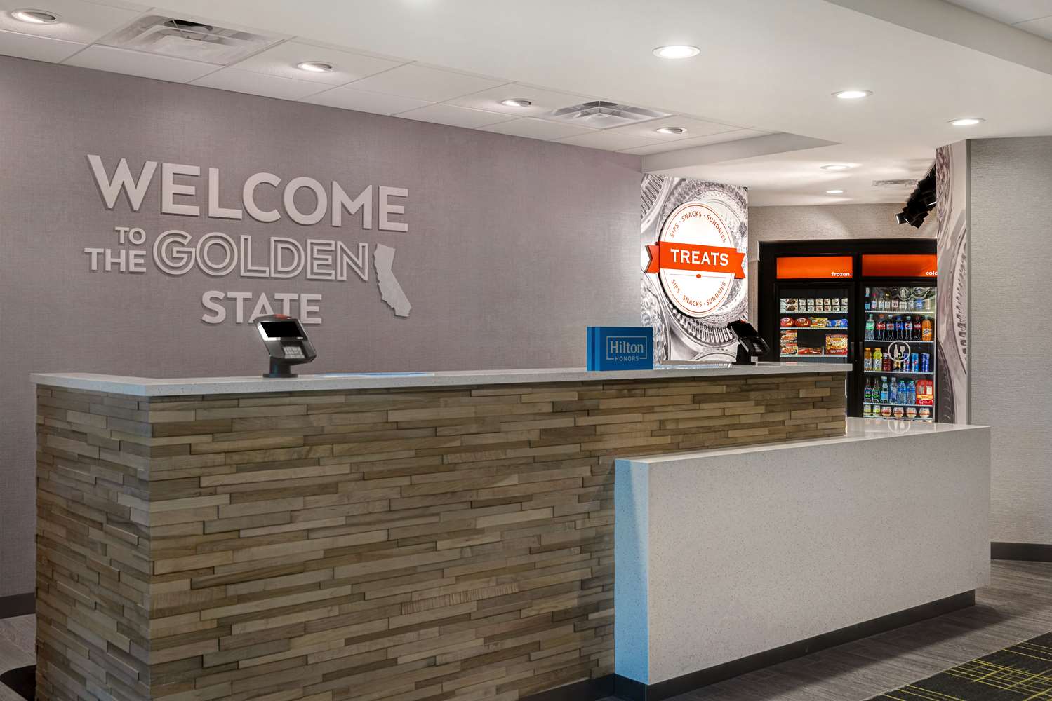 Фото Hampton Inn & Suites Marina