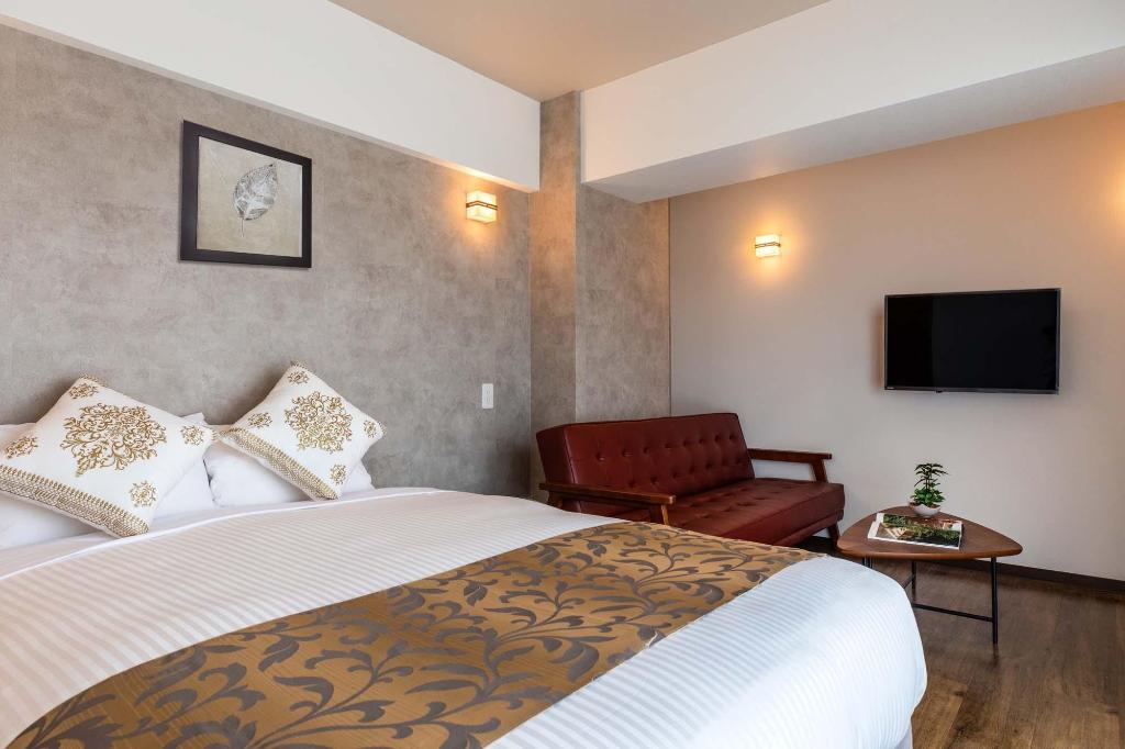 Фото Mr. Kinjo in front of Manza Beach