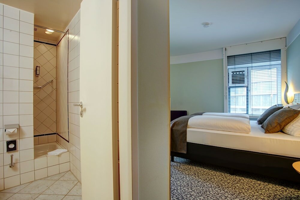 Фото Premier Inn Koeln City Centre