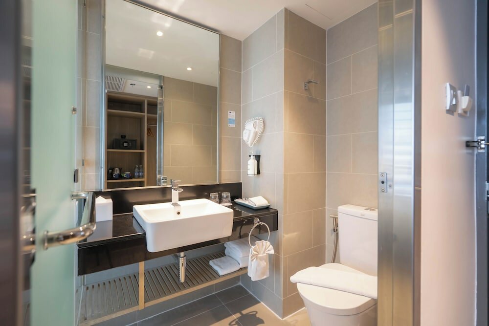 Фото Holiday Inn Express Bangkok Soi Soonvijai