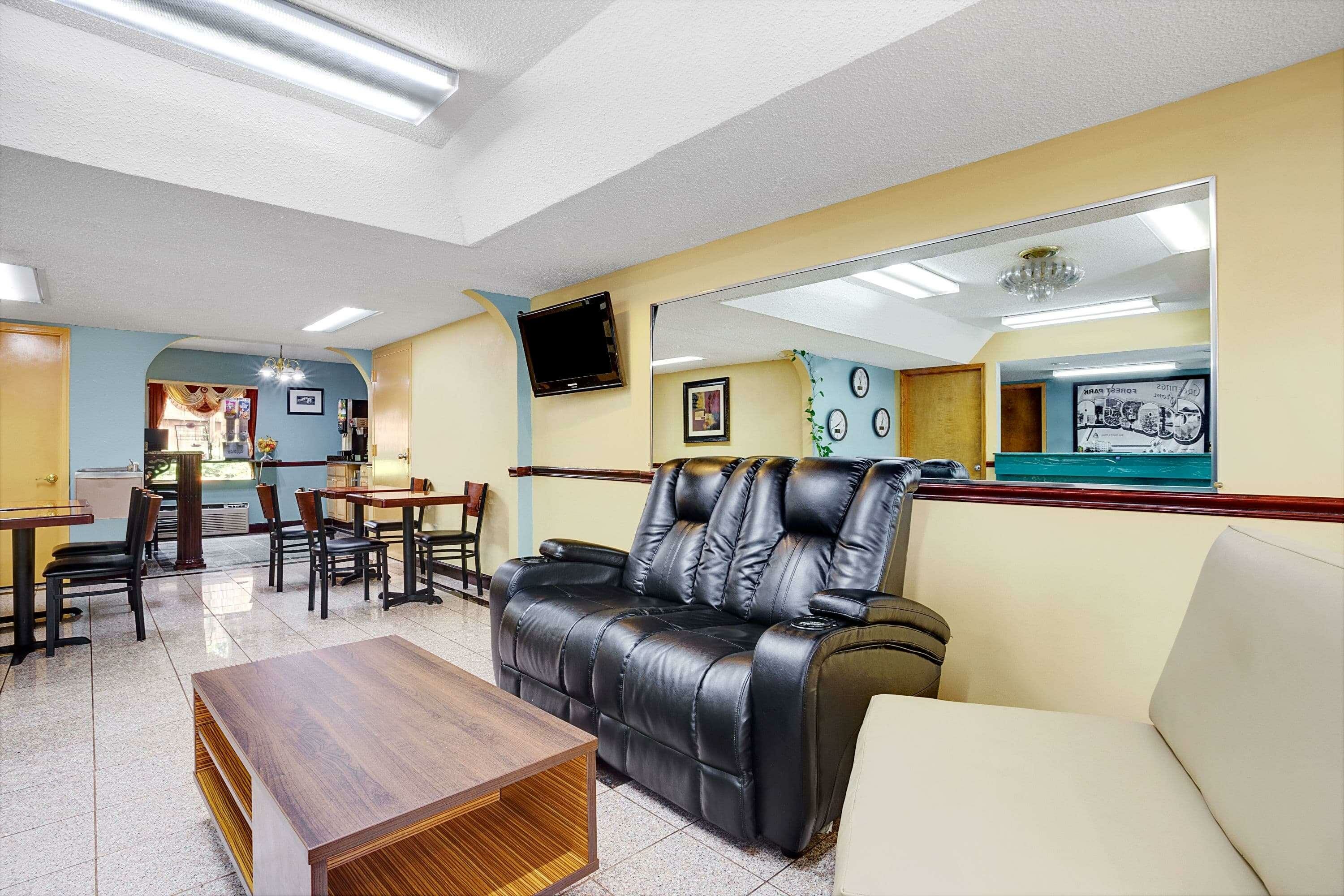 Фото Super 8 by Wyndham Forest Park