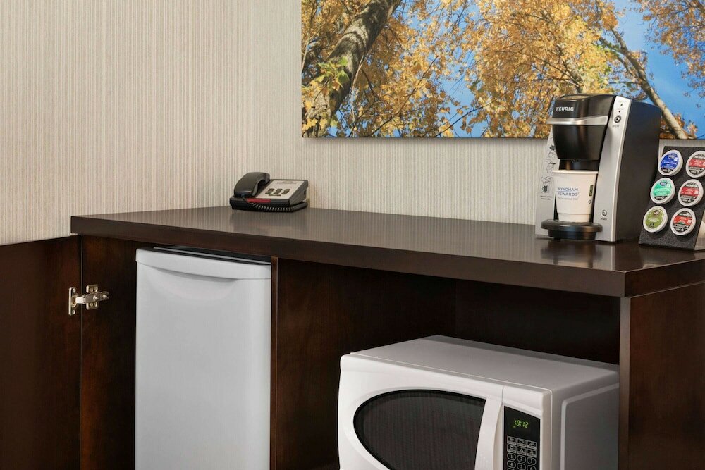 Фото Days Inn by Wyndham Wainwright