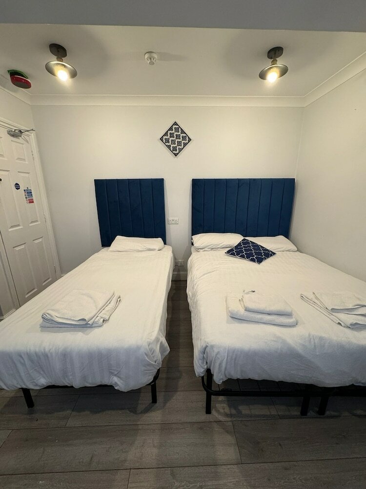 Фото Golders Park Hotel