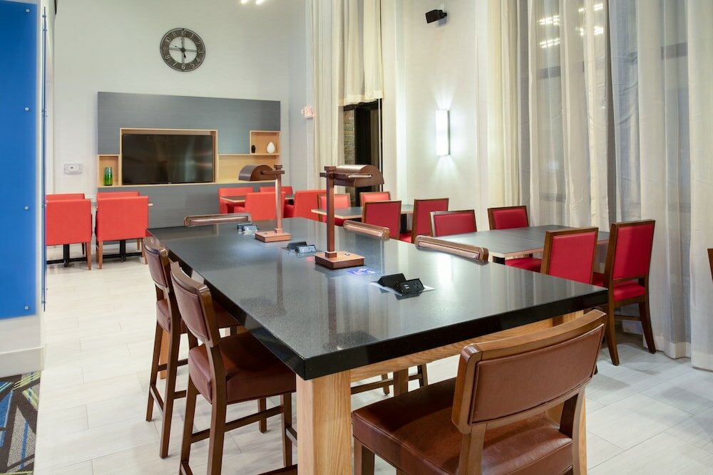 Фото Holiday Inn Express & Suites Phoenix - Glendale Sports Dist, an Ihg Hotel