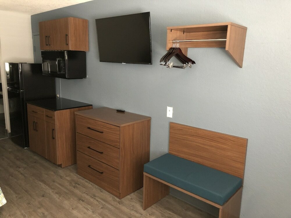 Фото HomeTowne Studios by Red Roof San Antonio E - Near At&t Center