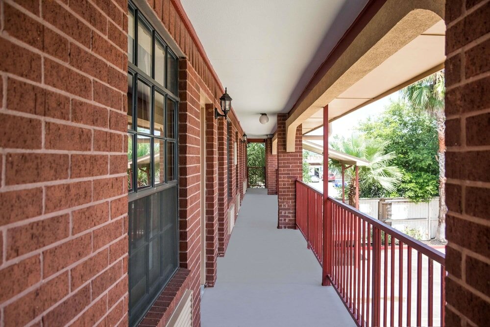 Фото Super 8 by Wyndham Houston West Katy