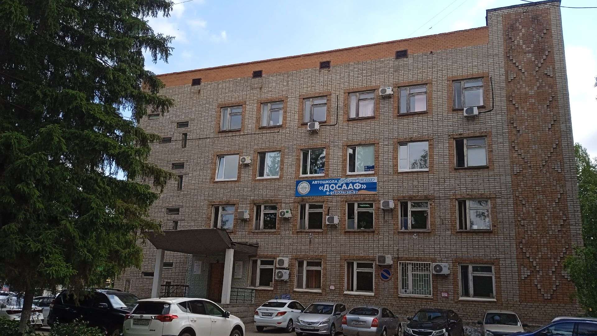 Qora yigit bilan uch porno