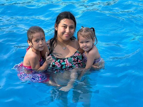 Ularning jojalarning ogziga siklarni tiqishayotgan fotosuratlari