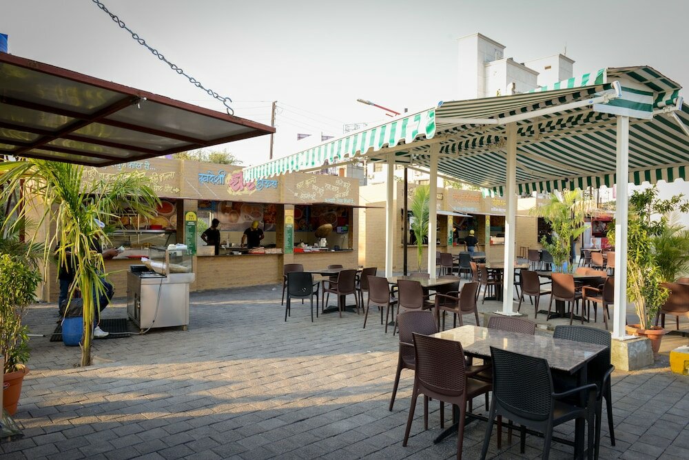 Фото The Manor Hotel