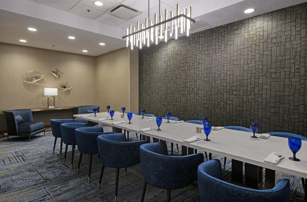 Фото DoubleTree by Hilton West Edmonton