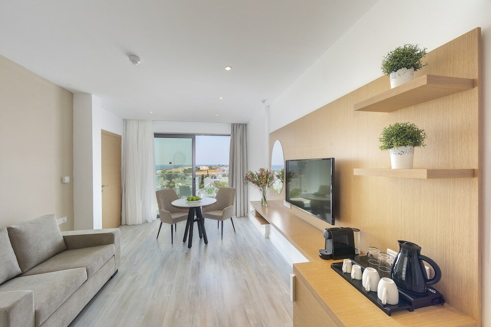 Фото Leonardo Crystal CoveHotel & Spa by the Sea