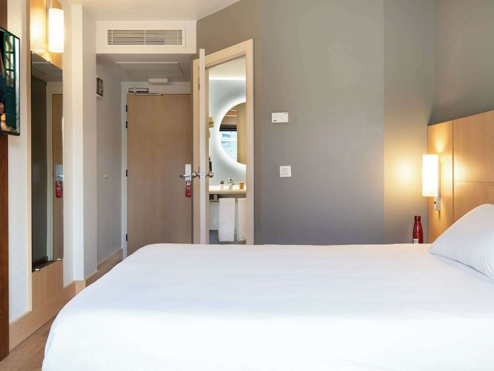 Фото Hotel ibis Madrid Alcobendas