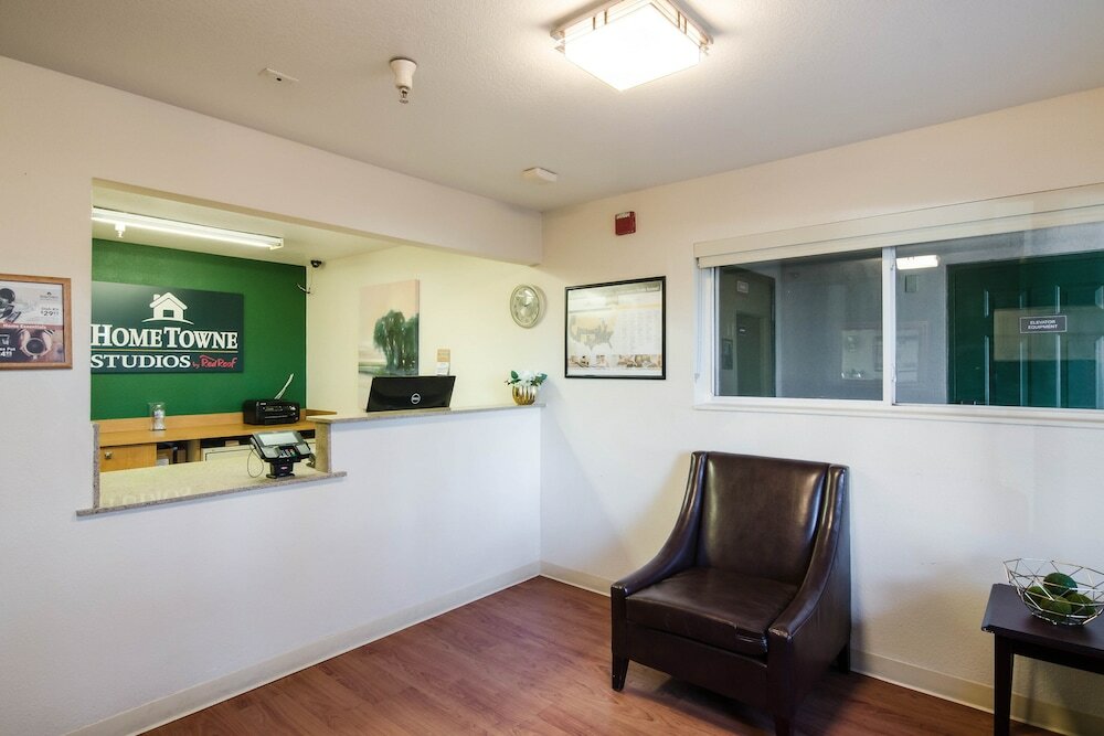 Фото HomeTowne Studios by Red Roof Denver - Thornton