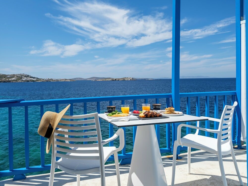 Фото Bluetopia Suites