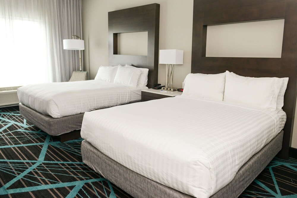 Фото Holiday Inn Express & Suites Charlotte Airport, an Ihg Hotel