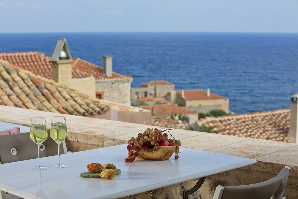 Фото Moni Emvasis Luxury Suites