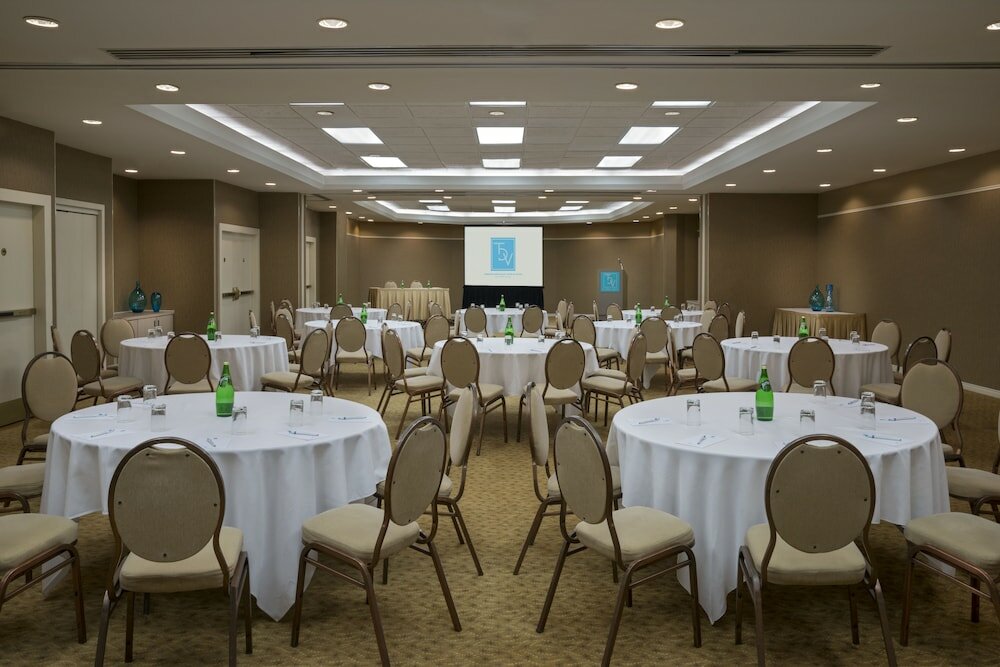 Фото Toronto Don Valley Hotel and Suites